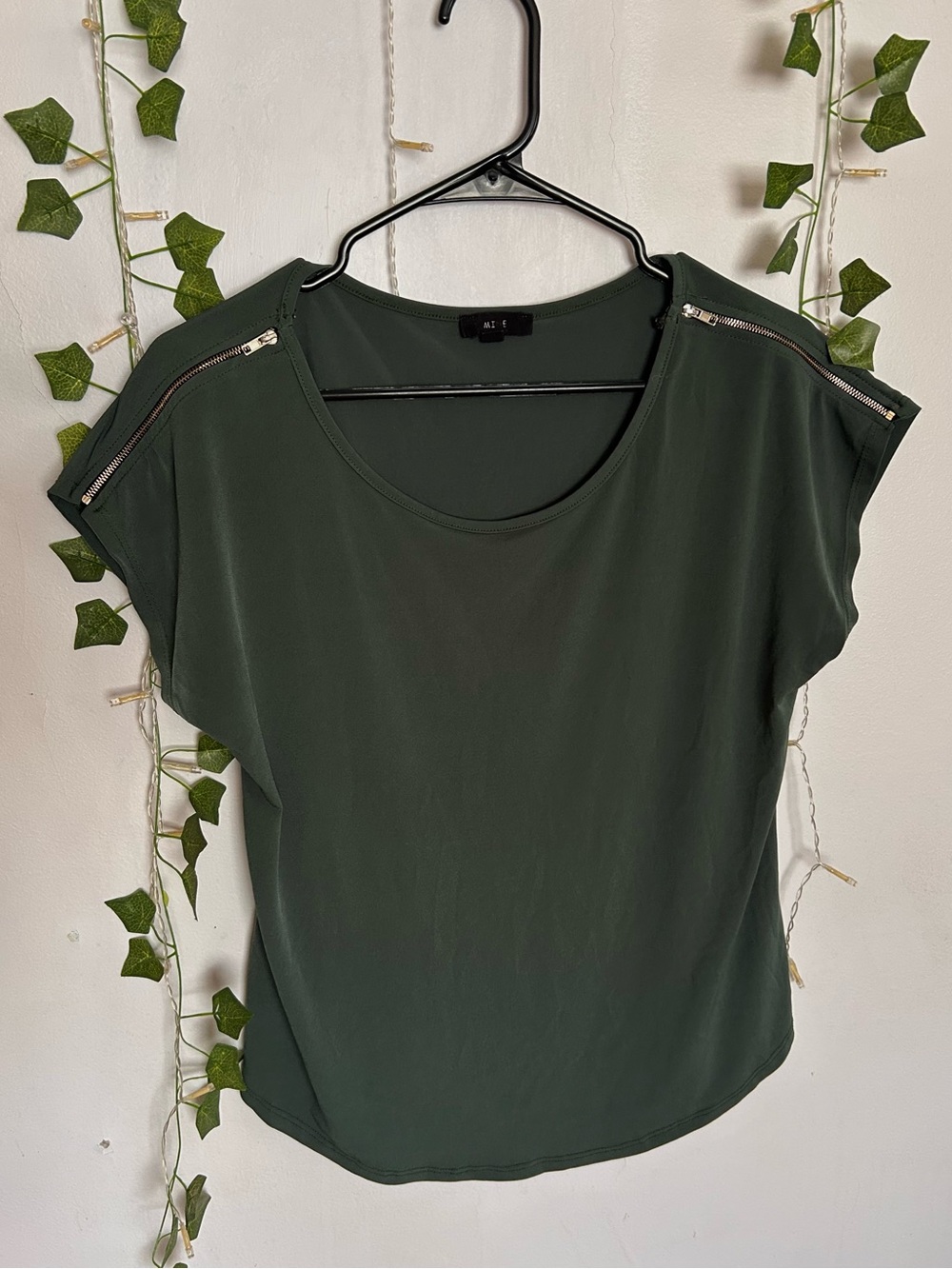 Women's Top with Shoulder Zippers